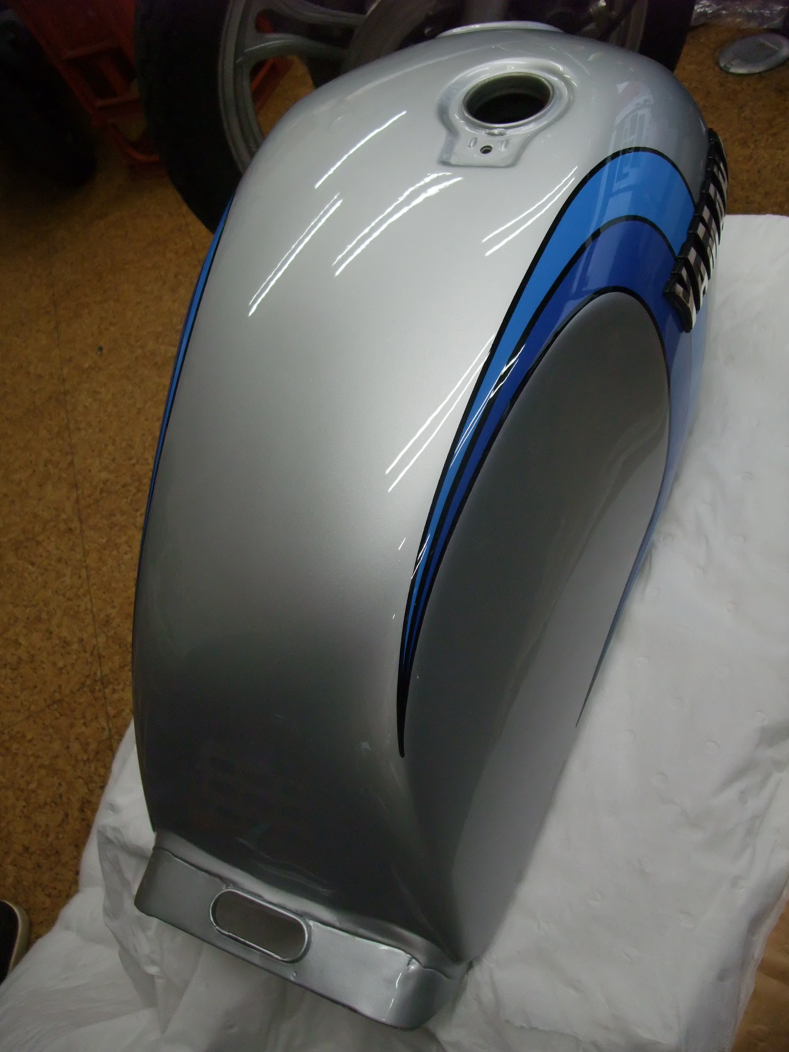 XJ400 テールカウル2ナナメ 黒オレンジ/ペイント済み ハネ